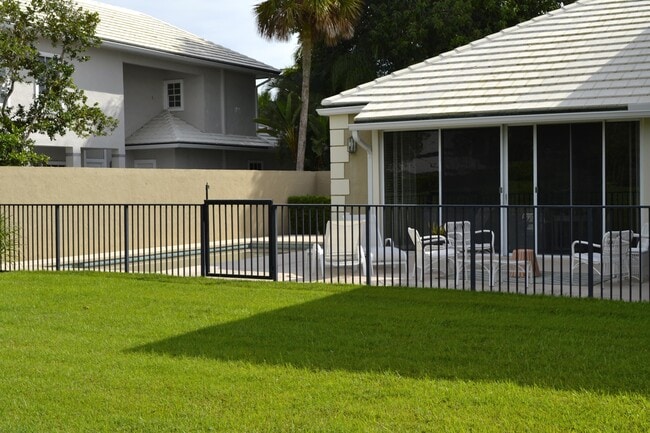 Building Photo - 11875 Pebblewood Dr