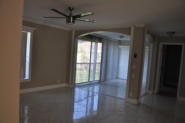Building Photo - 2747 Carambola Cir S