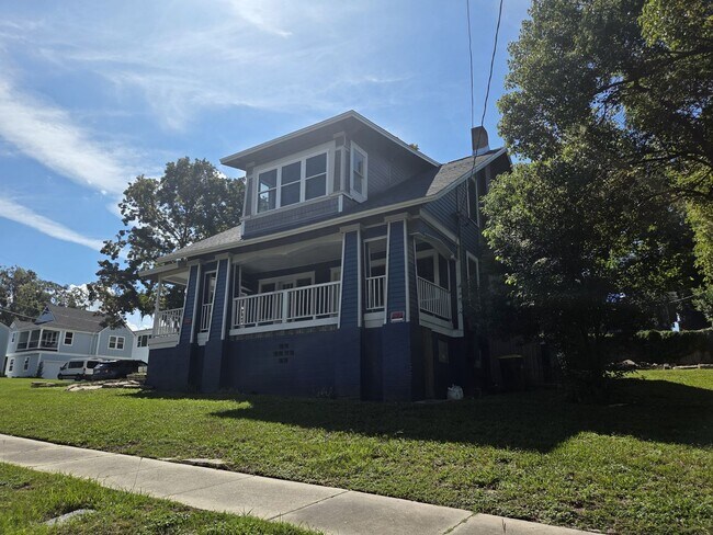 Foto del edificio - Move in Ready Historic Home in Downtown Cl...