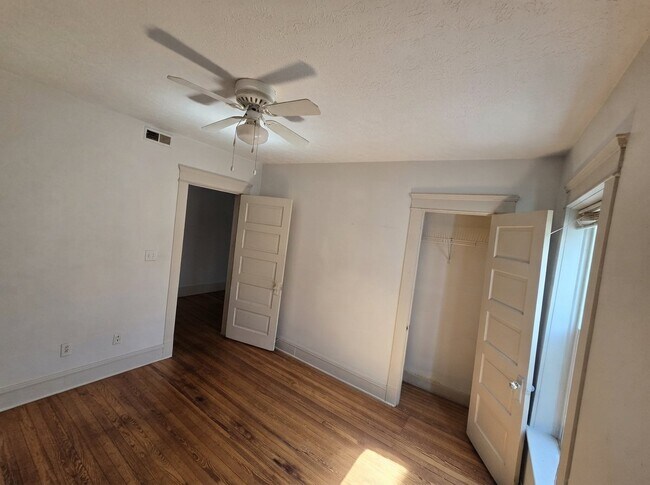 Building Photo - 1421 W 84th St