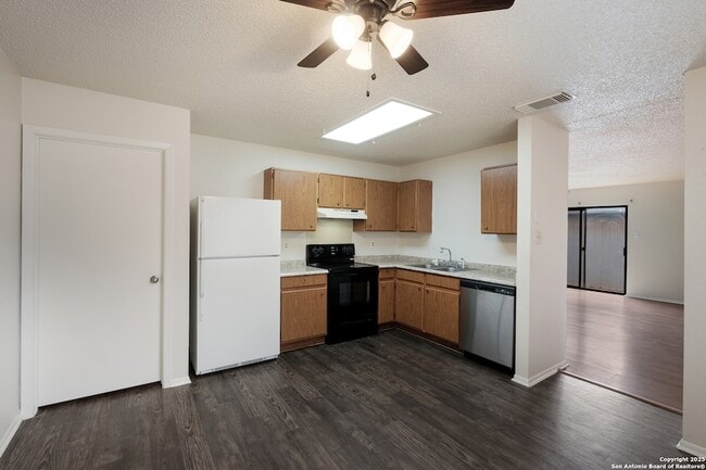 Building Photo - 15414 Legend Springs Dr