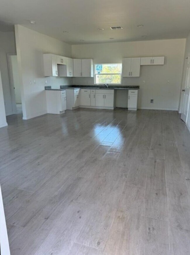 Building Photo - BRAND NEW 3 BEDROOM/ 2 BATH, ONE CAR GARAGE-MOVE IN READY!