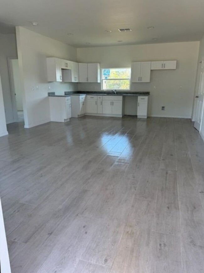 Foto del edificio - MUST SEE-BRAND NEW THREE BEDROOM, 2 BATH, ...