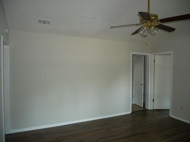 Building Photo - ****JUST REDUCED****3410 Greenway Horn Lak...