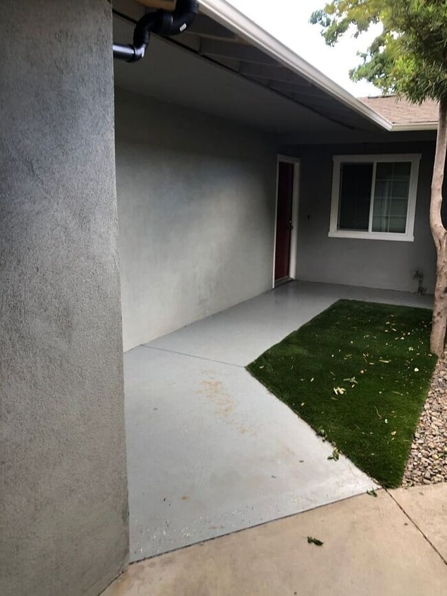Building Photo - Modesto 2 Bedroom 1 Bath Duplex