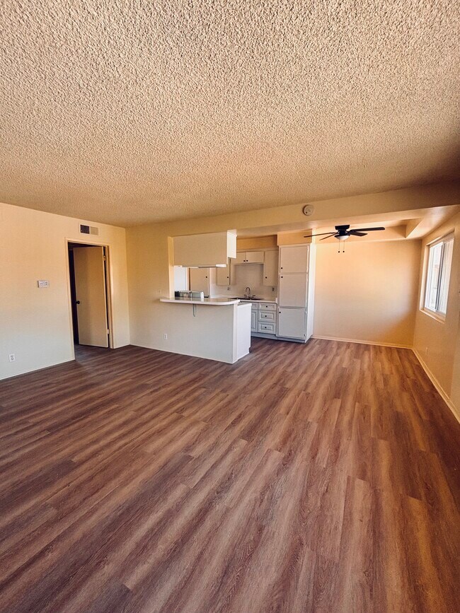 Foto del edificio - 1001 E Stearns Ave