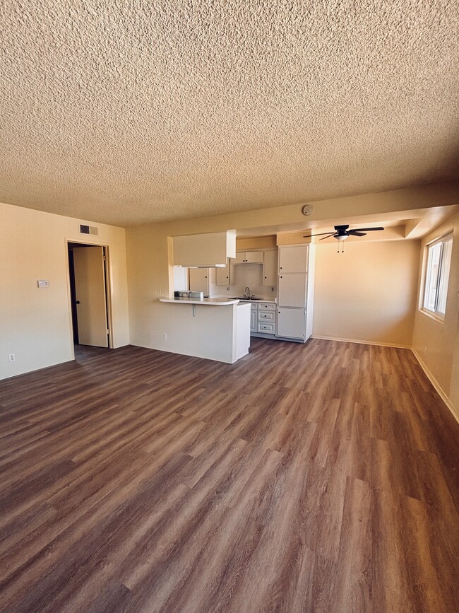 Building Photo - 1001 E Stearns Ave