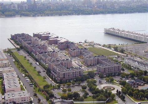 Foto del edificio - 361 River Rd