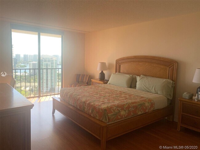 Building Photo - 19667  Turnberry Way 27B Aventura Fl 33180