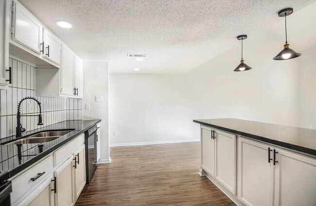 Foto del edificio - 14777 Wunderlich Dr