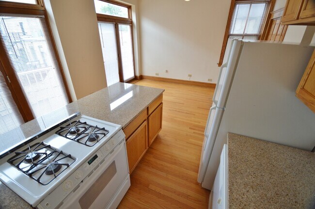 Building Photo - 713 W Wrightwood Ave