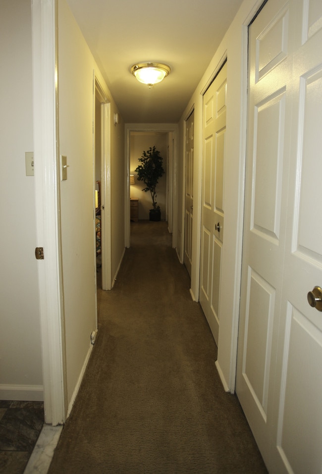 Building Photo - Parkside Gardens Apartments and Townhouses