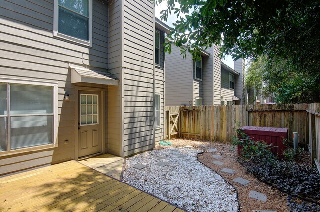 Building Photo - 127 N Villa Oaks Dr