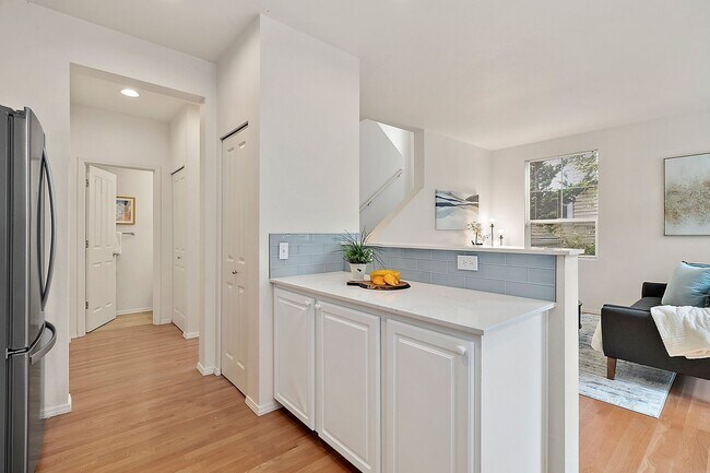 Building Photo - 3bd/2.5ba Bellevue Condo