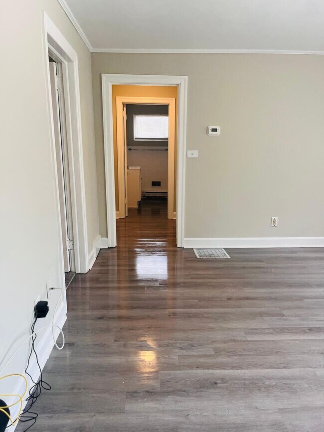 Foto del edificio - Very spacious 3 bed 1 bath Duplex