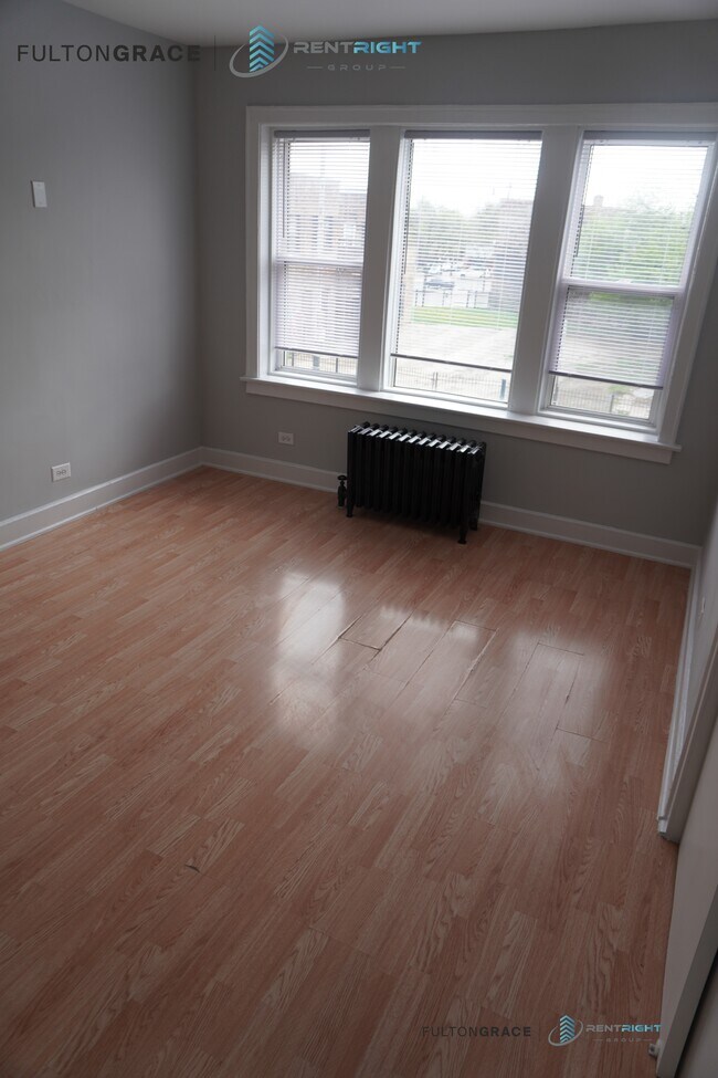 Foto del edificio - 3244 N Pulaski Rd