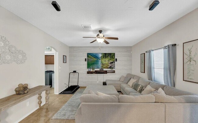 Foto del edificio - 14321 Woods Point Ave