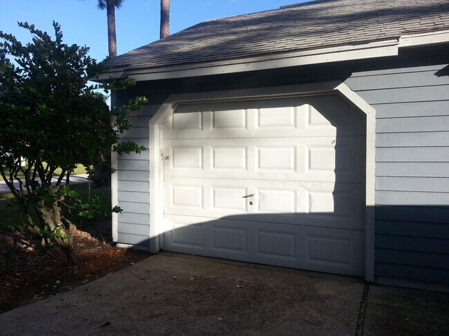 Garaje para 1 coche con puerta automática. - 13 Empress Ln