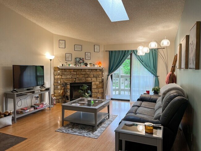 Building Photo - Great Unit.  Come see it!!!  Bright and Open with spacious 1 bed, 1 bath end unit with outdoor deck.