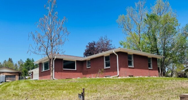 Building Photo - Alles Acres 5 Bedroom Beauty