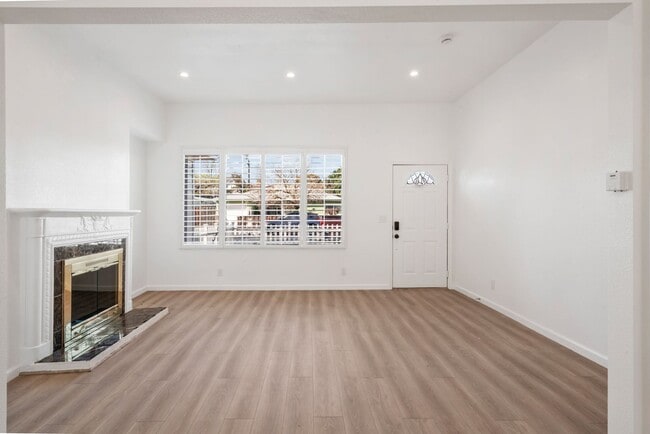 Building Photo - Move-In Ready Gem with Convenient Location