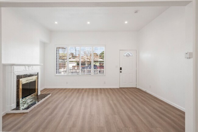 Foto del edificio - Move-In Ready Gem with Convenient Location