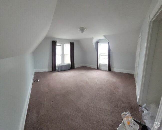 Large livingroom - 20 E Spring St
