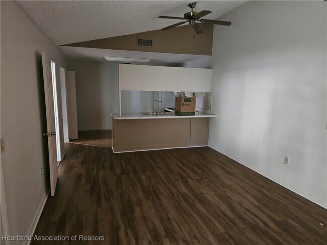 Foto del edificio - 1007 W Pleasant St