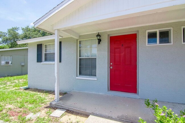 Building Photo - Great Location - 1 Bedroom 1 Bath Duplex w/ Backyard