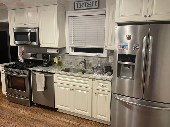 Updated kitchen w stainless appliances - 2237 Ebb Tide Rd