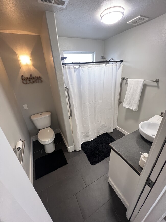 Full Bathroom - 7100 W Limelight St