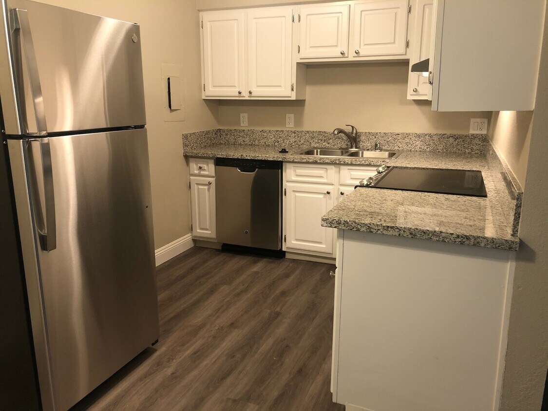 Foto principal - College Grove Apartments, LLC