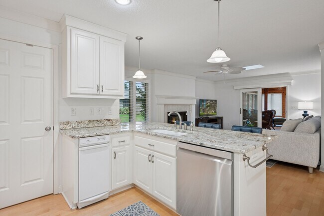 Abierto a la espaciosa sala de estar junto a la cocina - 145 Holly Ln N