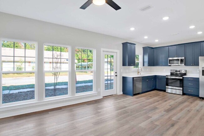 Foto del edificio - Downtown Pensacola Area 3BR/3BA | Each Bedroom Has Private Bath | Fenced Yard | Water & Lawn Care...