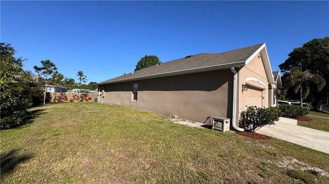 Building Photo - 1650 Quaker Ln
