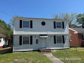 Building Photo - 1107 College St