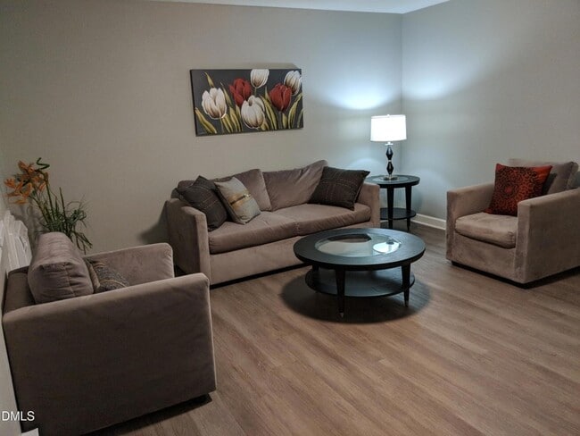 Foto del edificio - 409 Rose Ln