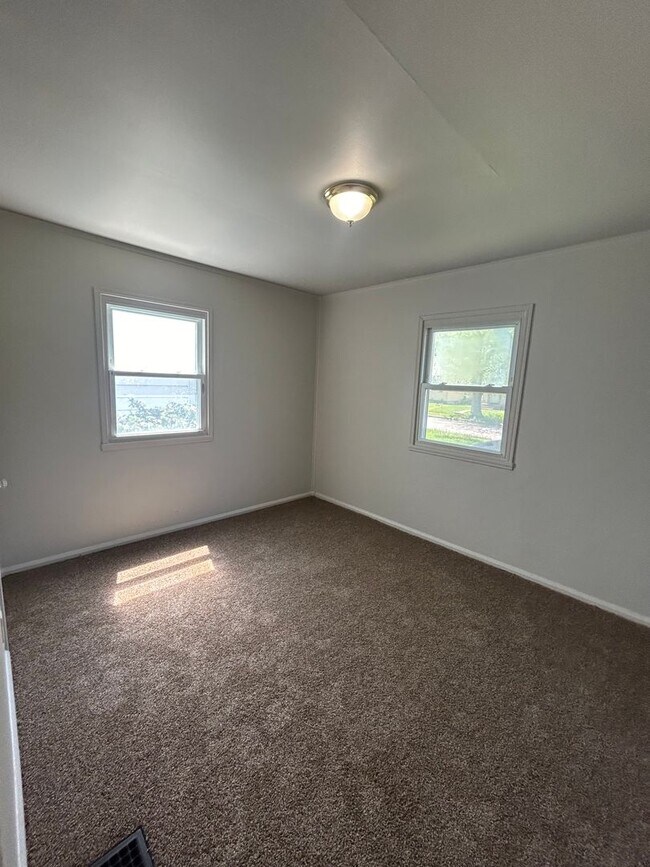 Building Photo - 4505 S Park Dr