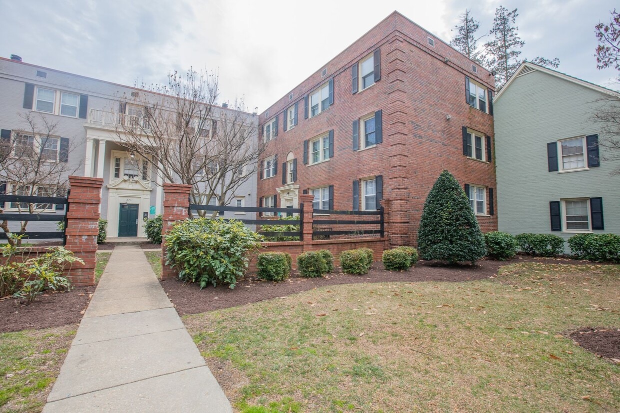 Primary Photo - Cozy 2 BR/1 BA Apartment in Fairfax Village!