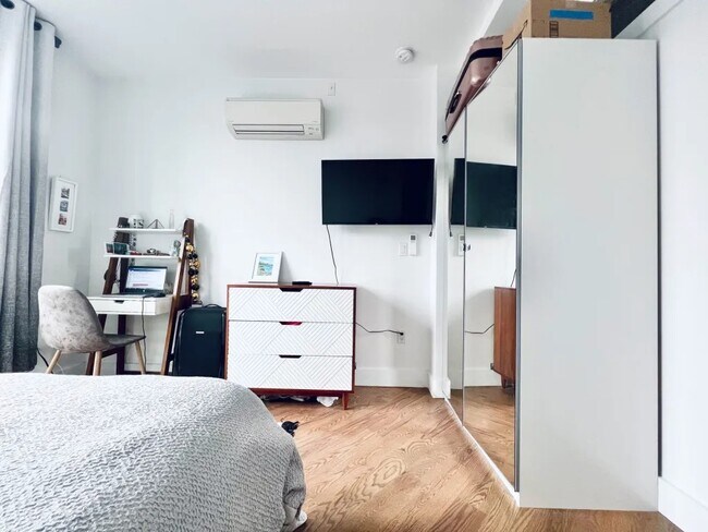 Foto del edificio - Furnished room/NOT APARTMENT