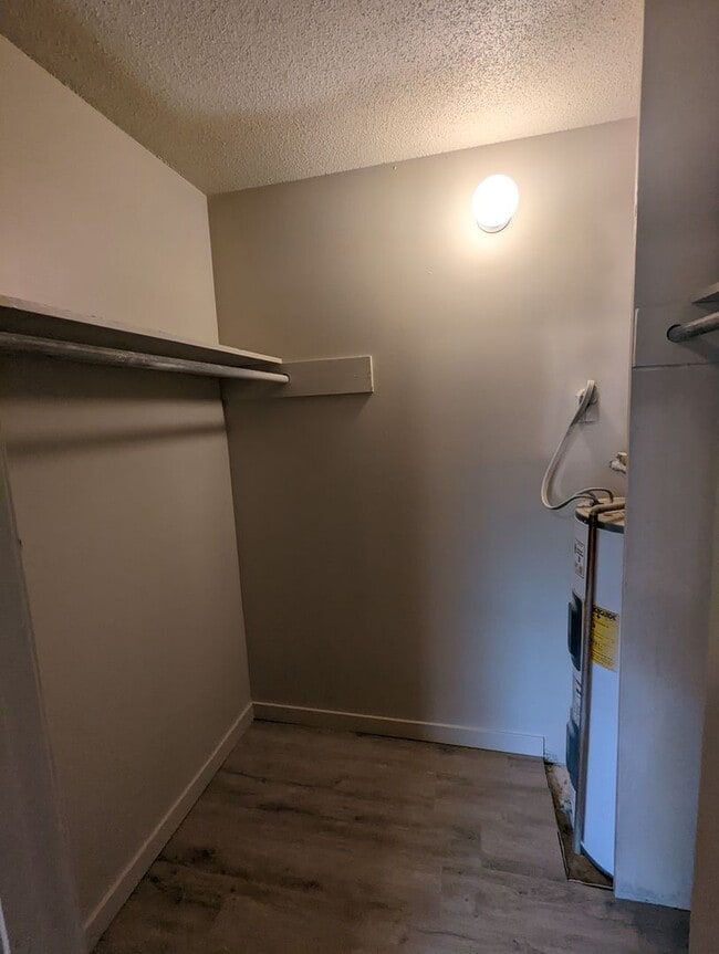 Foto del edificio - Upstairs 2 Bedroom Apartment