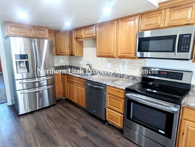 Foto del edificio - 4 Bed, 2 Bath HVAC
