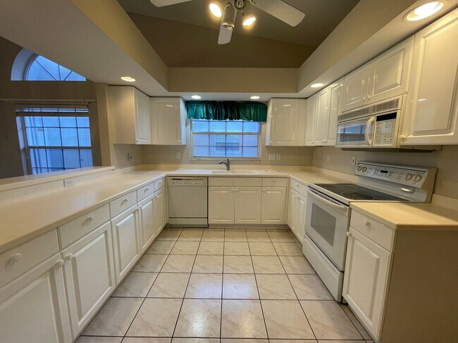 Foto del edificio - ANNUAL RENTAL - BERKSHIRE LAKES-MELROSE GARDENS- 3 BED/2 BATH VILLA WITH 2 CAR GARAGE