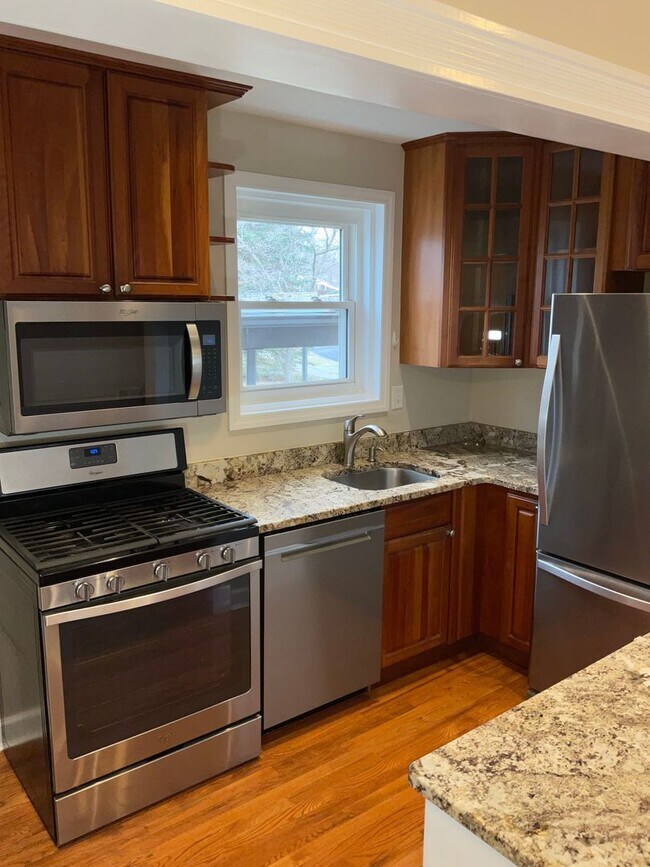 Foto del edificio - Fully updated 4BR 2BA single family brick home in Connecticut Ave Estates