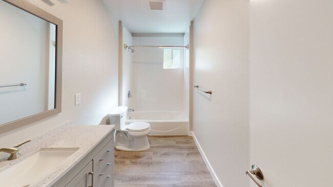 Building Photo - Gorgeous Large 6 bedroom Home