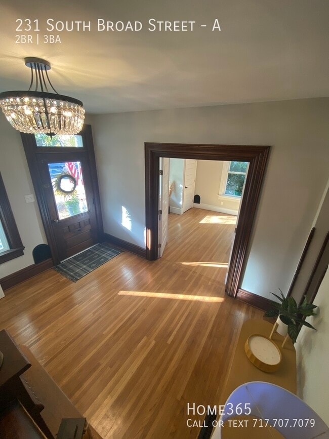 Building Photo - Beautiful Two Bedroom Apartment on South B...