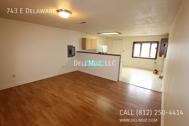 Foto del edificio - 743 E Delaware St