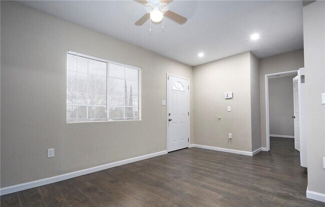 Foto del edificio - AVAILABLE NOW! LOVELY Remodeled 2 Bedroom ...