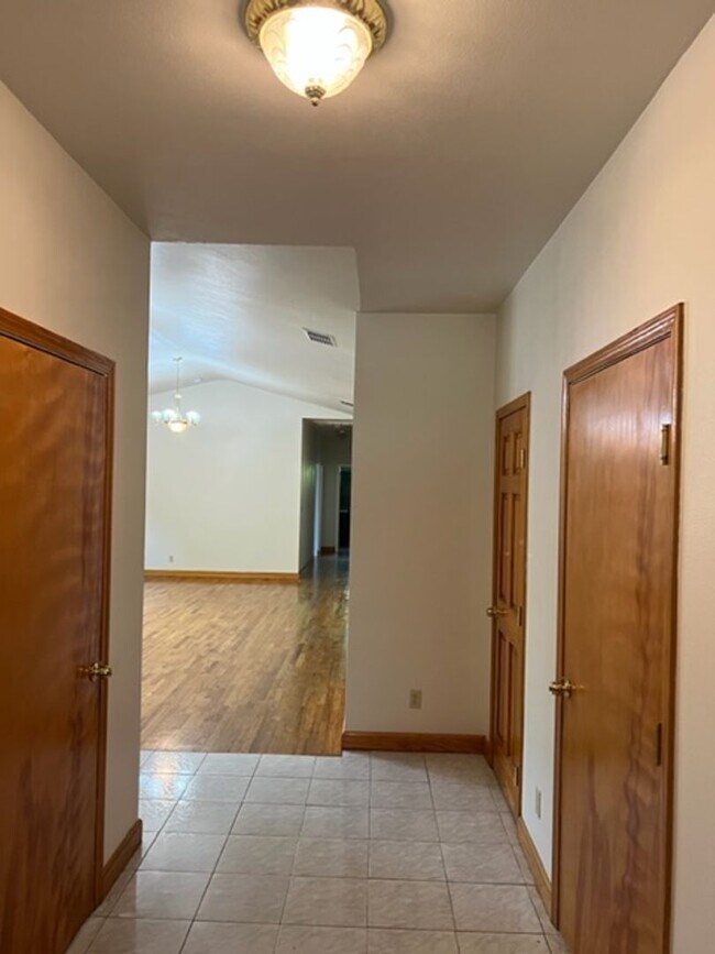Foto del edificio - Back on the Market! Beautiful Single Story home in Carmichael.