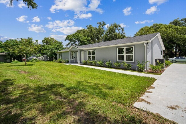 Building Photo - Charming New 3BED-2BATH Apartment in Barto...